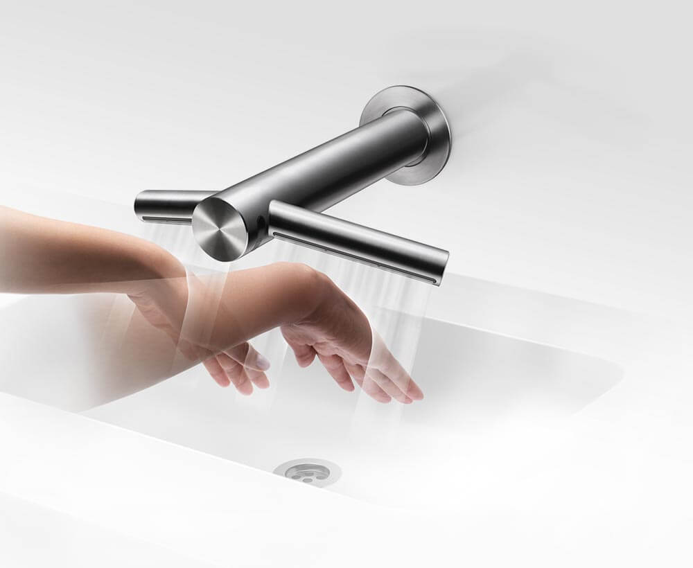 O secador de mãos Dyson Airblade Tap secando as mãos