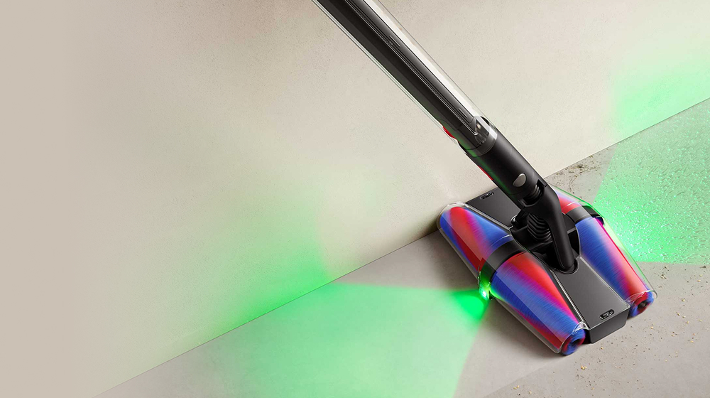 A escova Fluffycones no aspirador Dyson PencilVac limpa poeira e detritos do chão.