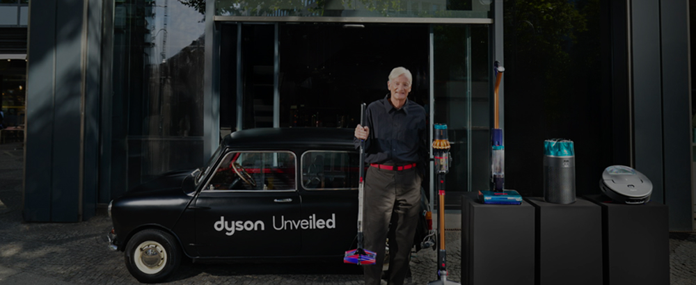 Sir James Dyson revela o aspirador sem fio Dyson PencilVac em um evento.
